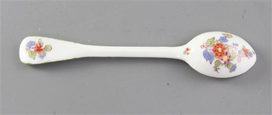 An Indianische Blumen salt spoon, probably 18th century Meissen, length 10.3cm